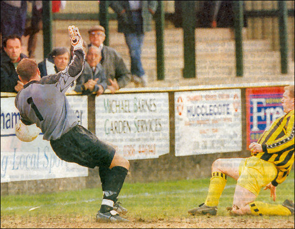 Karl Bayliss beats Worcester goalkeeper Danny Watson to put the Tigers 2-1 up at Meadow Park yesterday